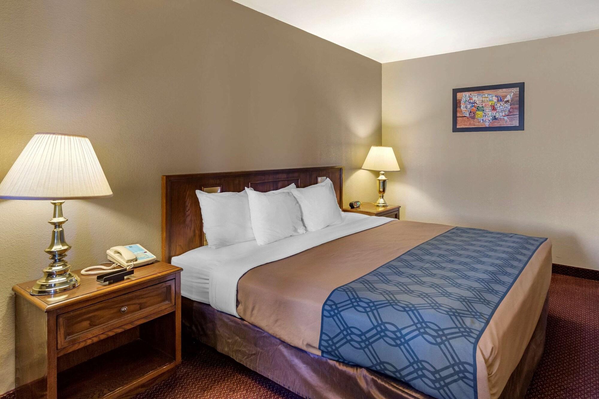 Econo Lodge Inn & Suites Санди Екстериор снимка