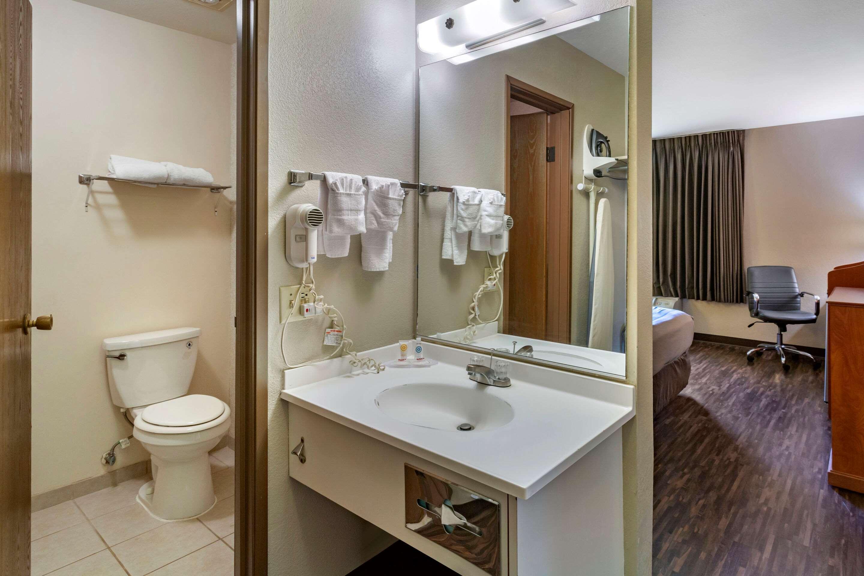 Econo Lodge Inn & Suites Санди Екстериор снимка