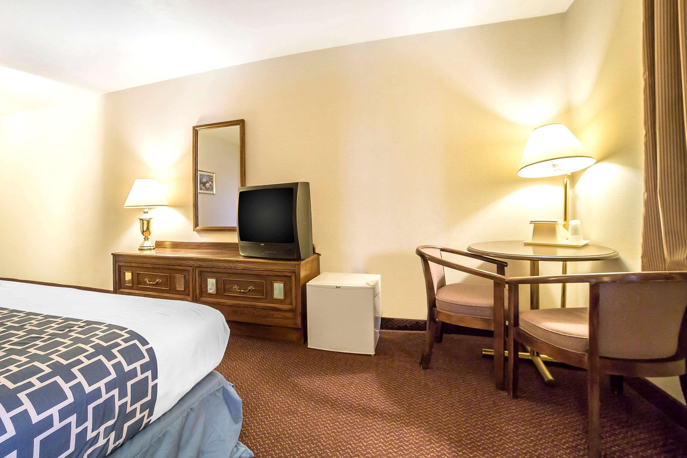 Econo Lodge Inn & Suites Санди Екстериор снимка