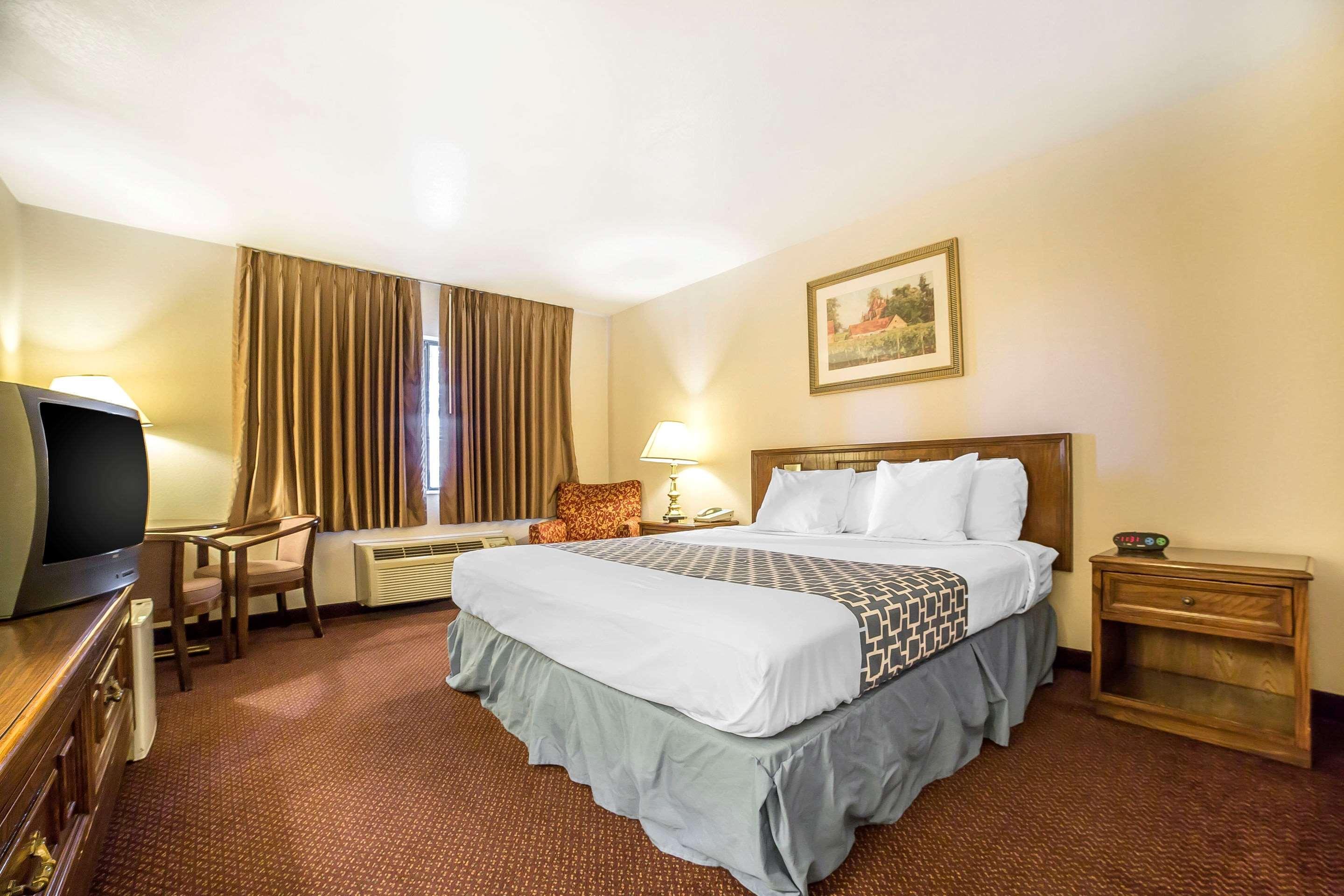 Econo Lodge Inn & Suites Санди Екстериор снимка