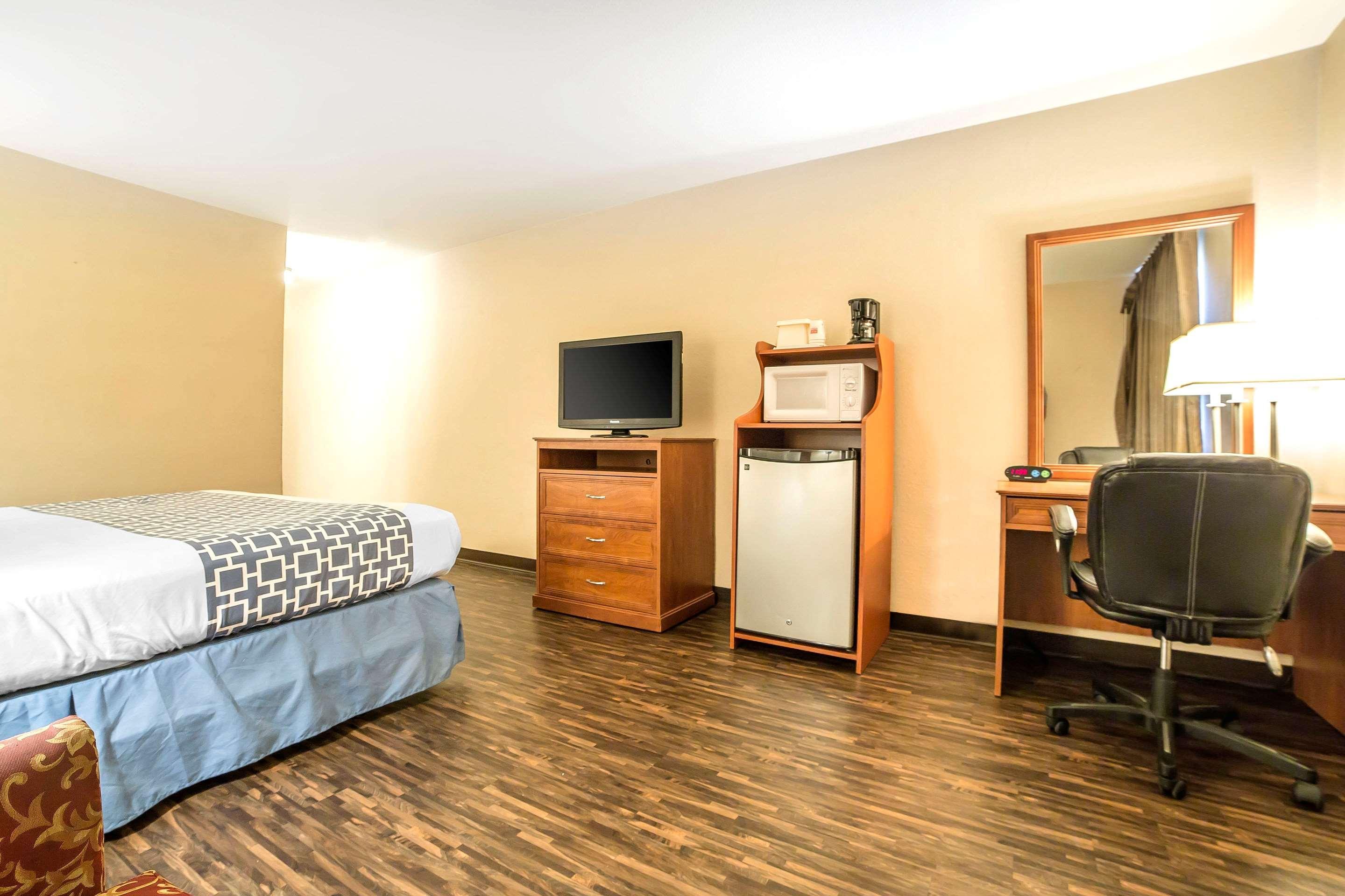Econo Lodge Inn & Suites Санди Екстериор снимка