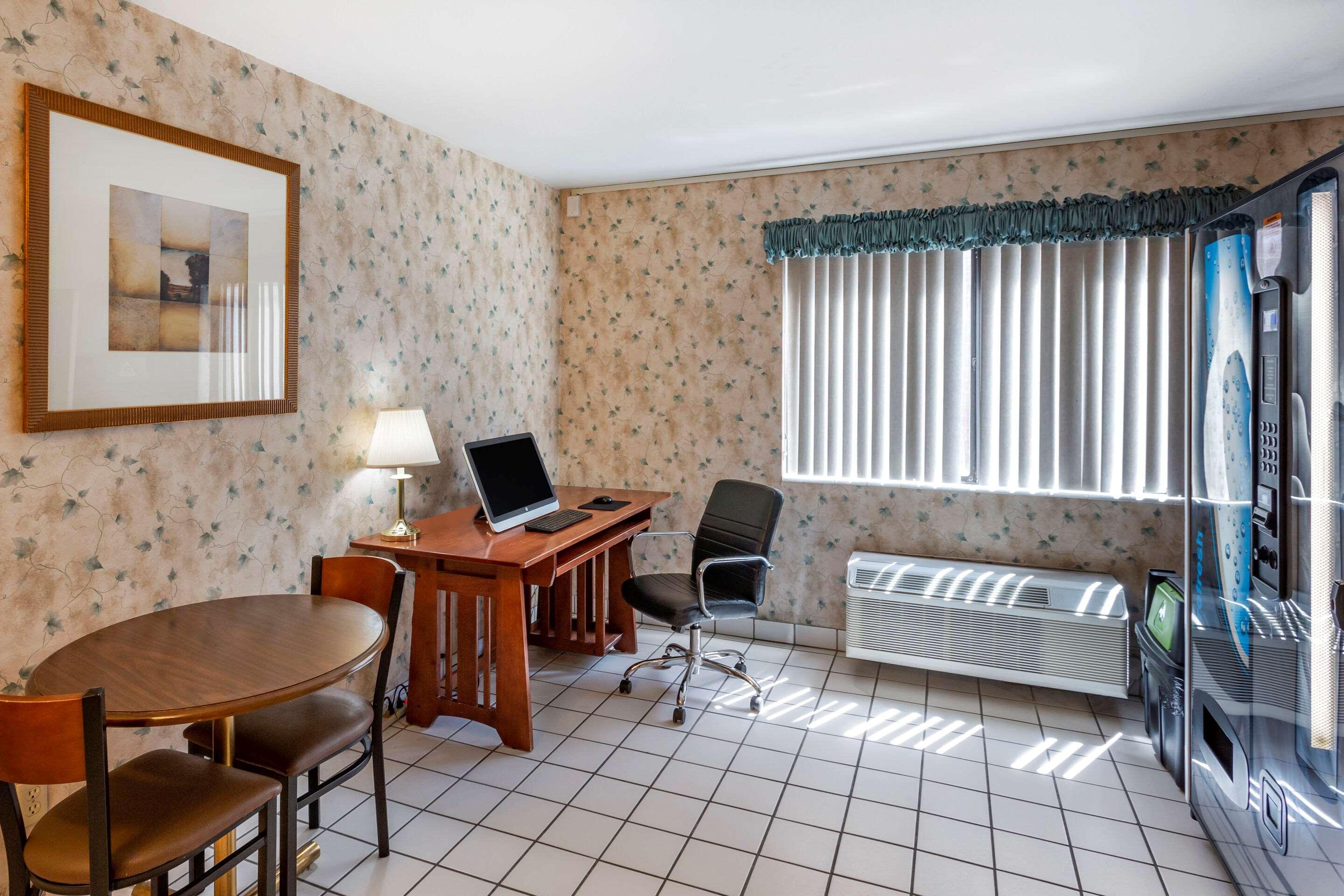 Econo Lodge Inn & Suites Санди Екстериор снимка