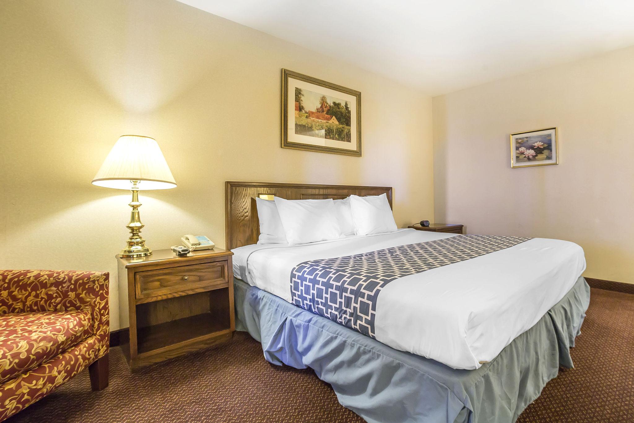 Econo Lodge Inn & Suites Санди Екстериор снимка