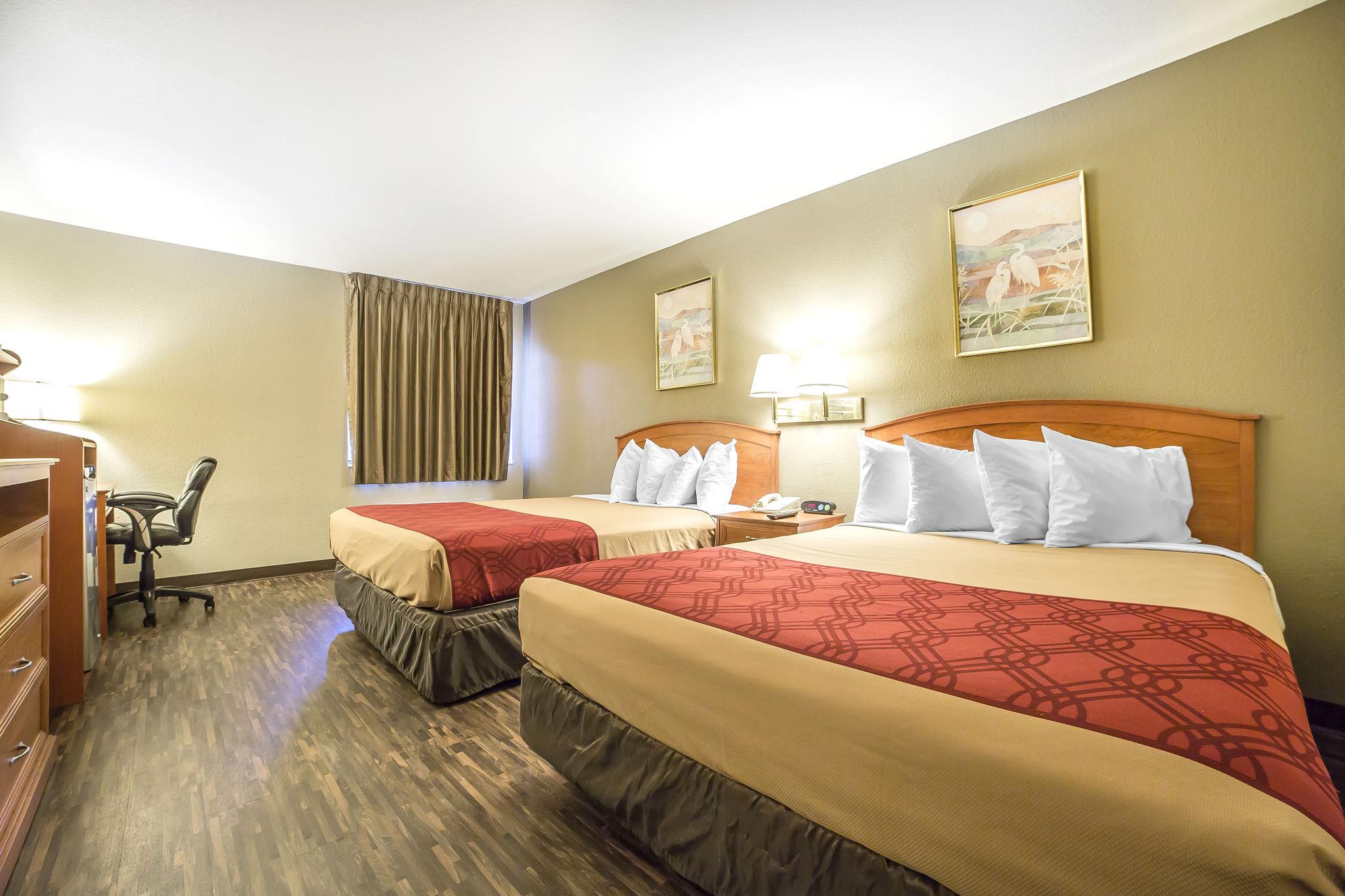 Econo Lodge Inn & Suites Санди Екстериор снимка